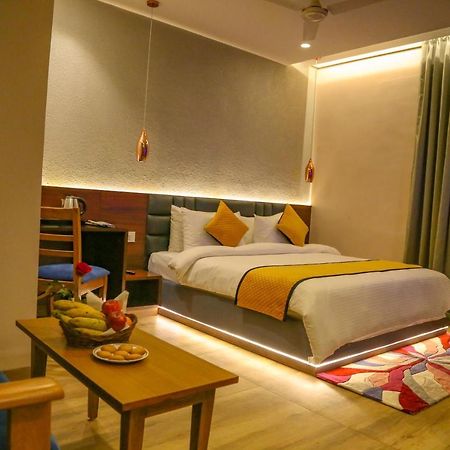 Four Leaf Hotel - Sapphire Blue, Βαρανάσι Εξωτερικό φωτογραφία