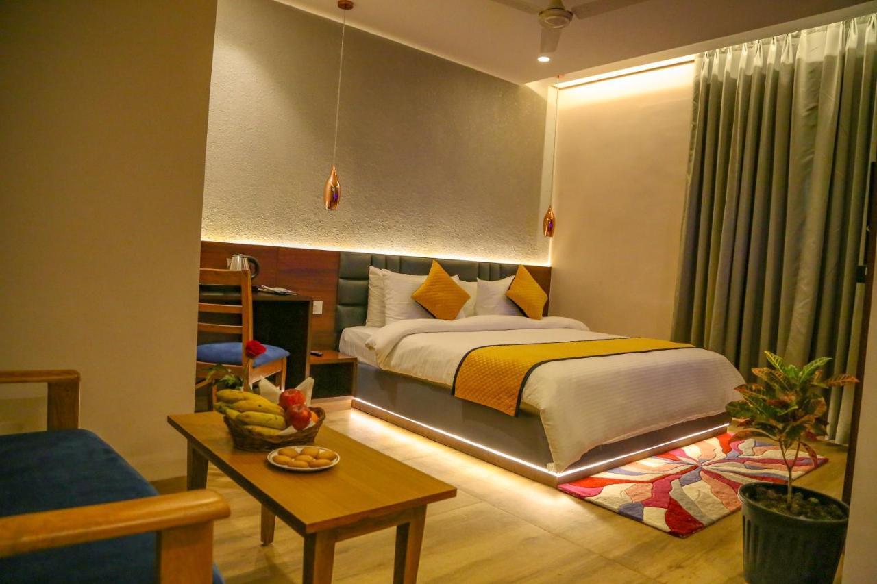 Four Leaf Hotel - Sapphire Blue, Βαρανάσι Εξωτερικό φωτογραφία