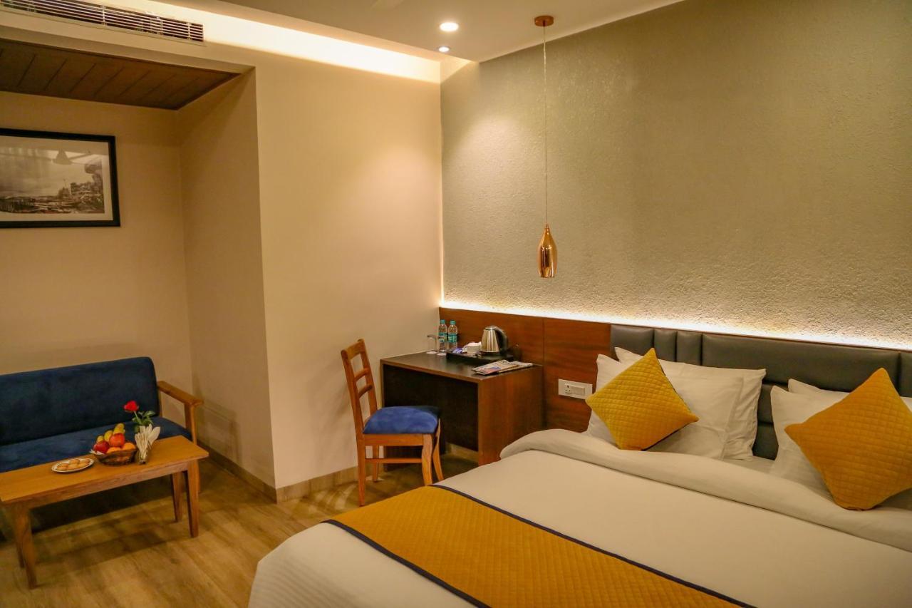 Four Leaf Hotel - Sapphire Blue, Βαρανάσι Εξωτερικό φωτογραφία