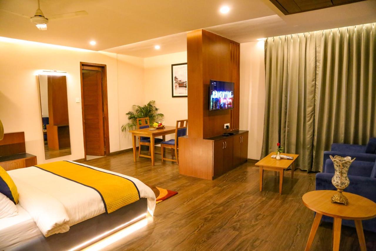 Four Leaf Hotel - Sapphire Blue, Βαρανάσι Εξωτερικό φωτογραφία