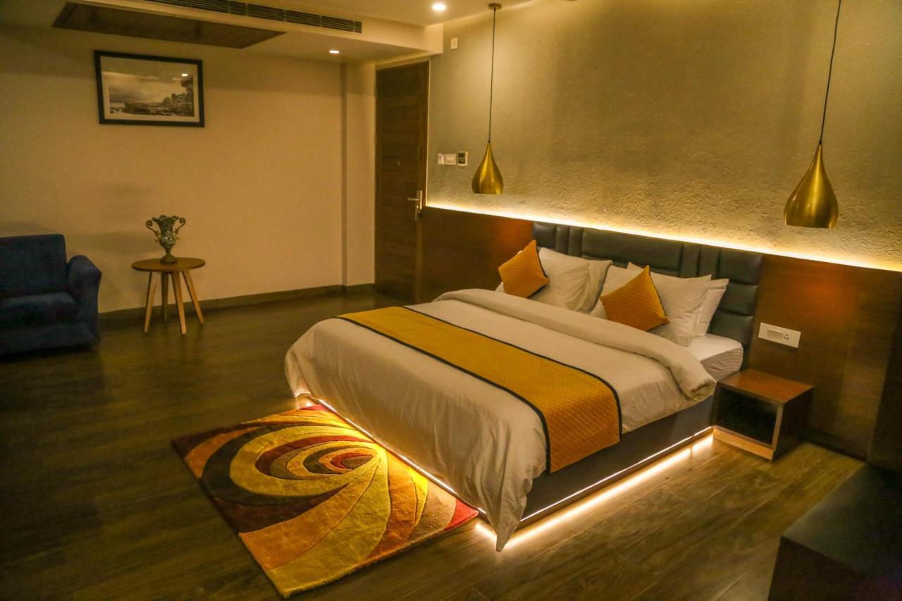 Four Leaf Hotel - Sapphire Blue, Βαρανάσι Εξωτερικό φωτογραφία