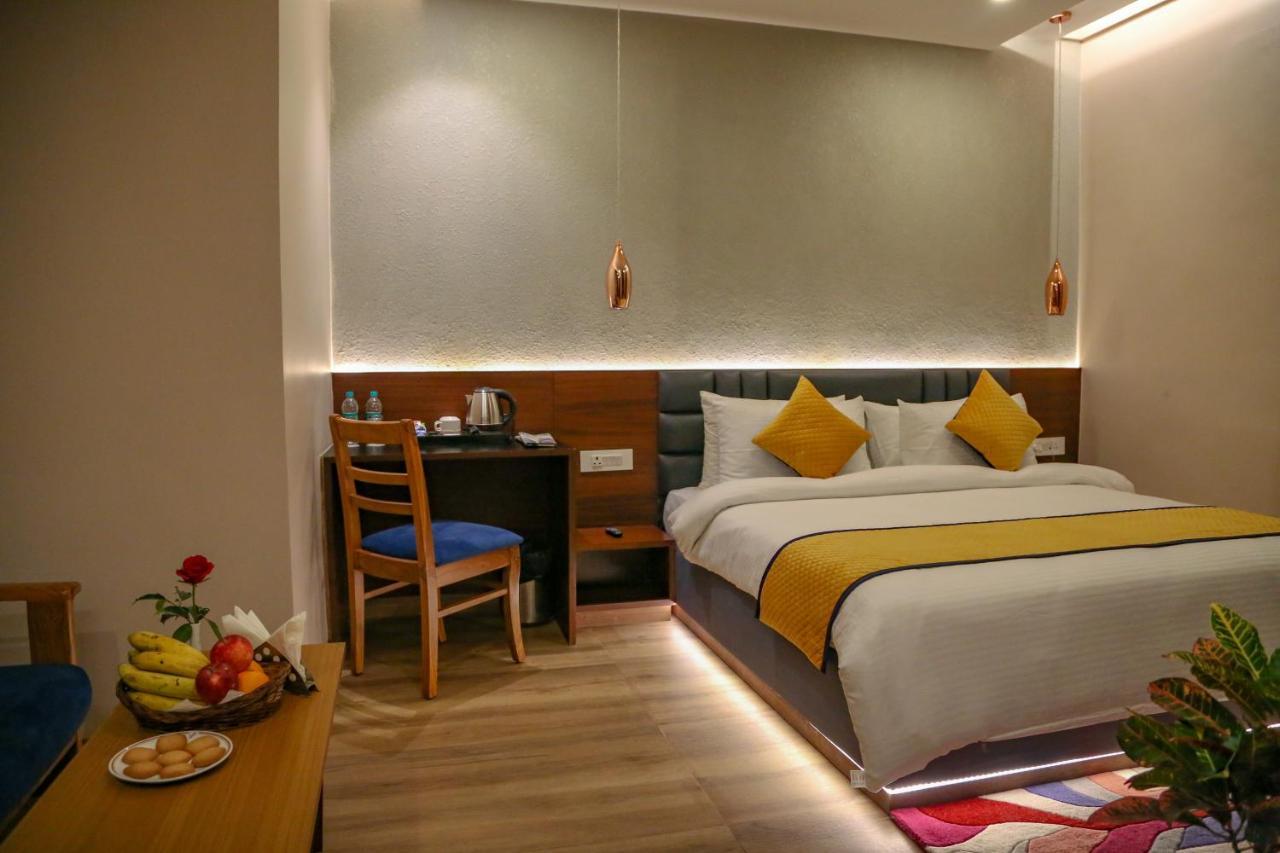 Four Leaf Hotel - Sapphire Blue, Βαρανάσι Εξωτερικό φωτογραφία