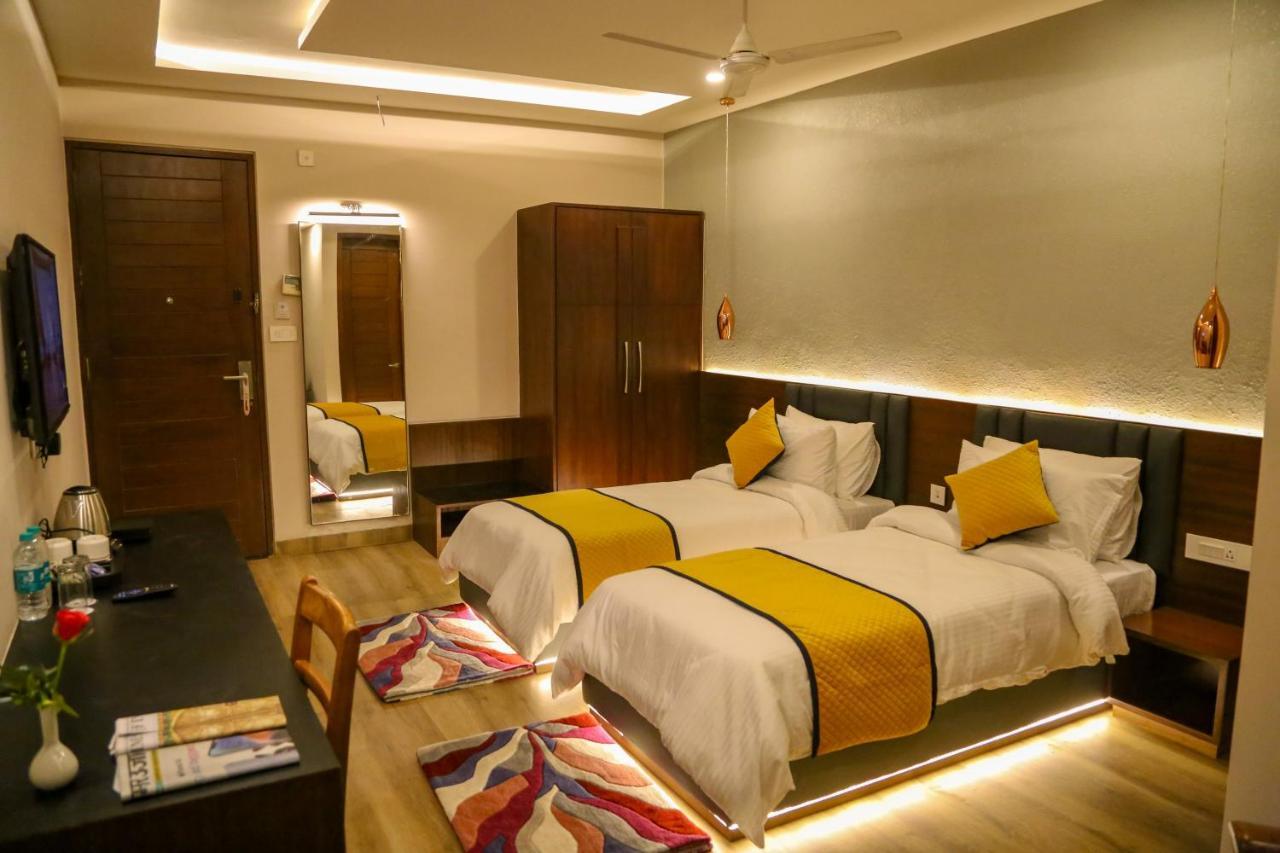Four Leaf Hotel - Sapphire Blue, Βαρανάσι Εξωτερικό φωτογραφία