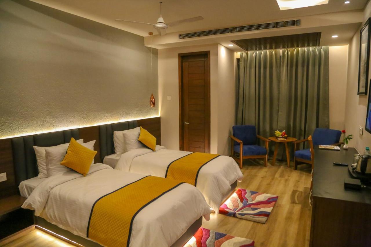Four Leaf Hotel - Sapphire Blue, Βαρανάσι Εξωτερικό φωτογραφία