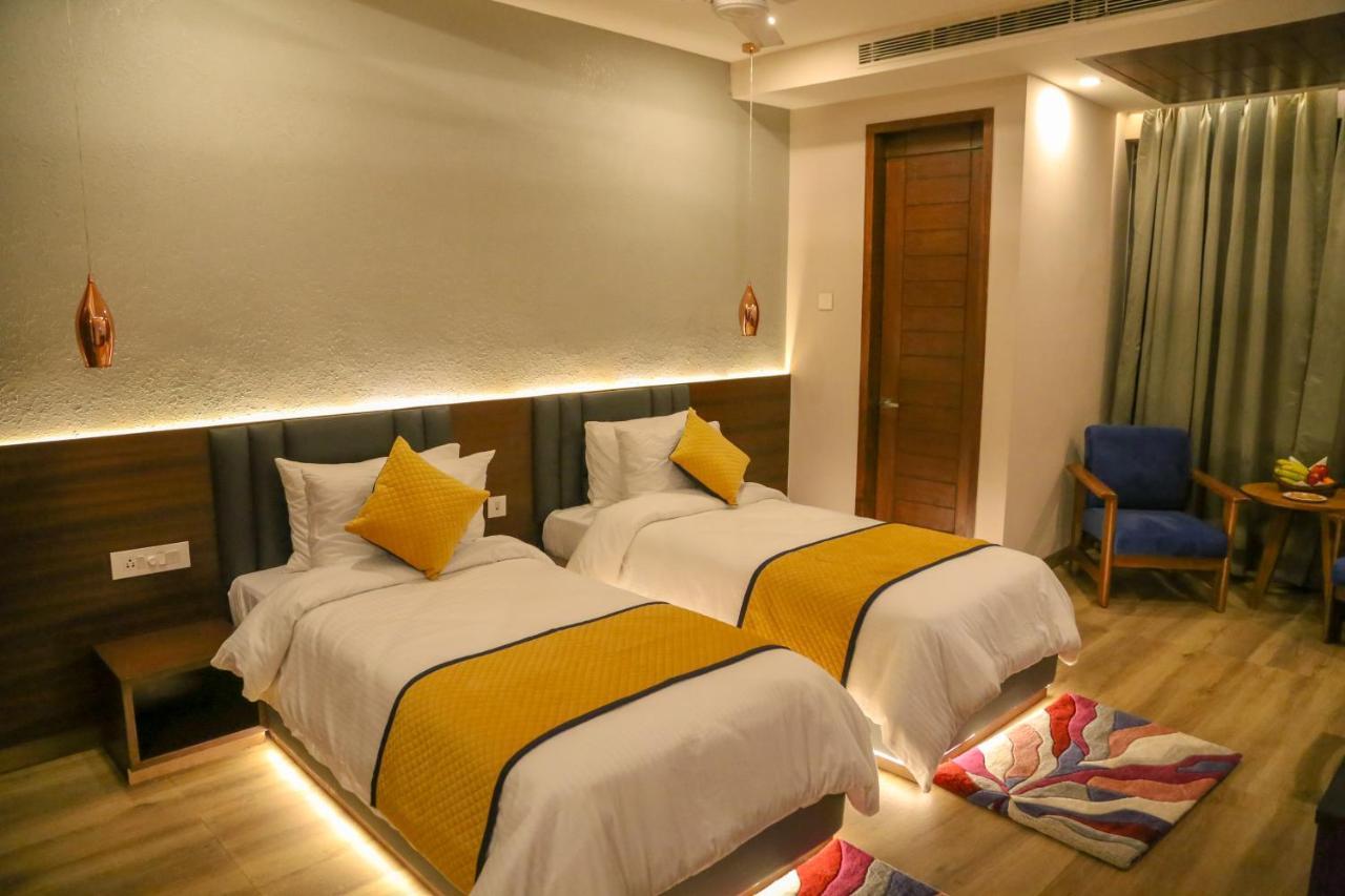 Four Leaf Hotel - Sapphire Blue, Βαρανάσι Εξωτερικό φωτογραφία