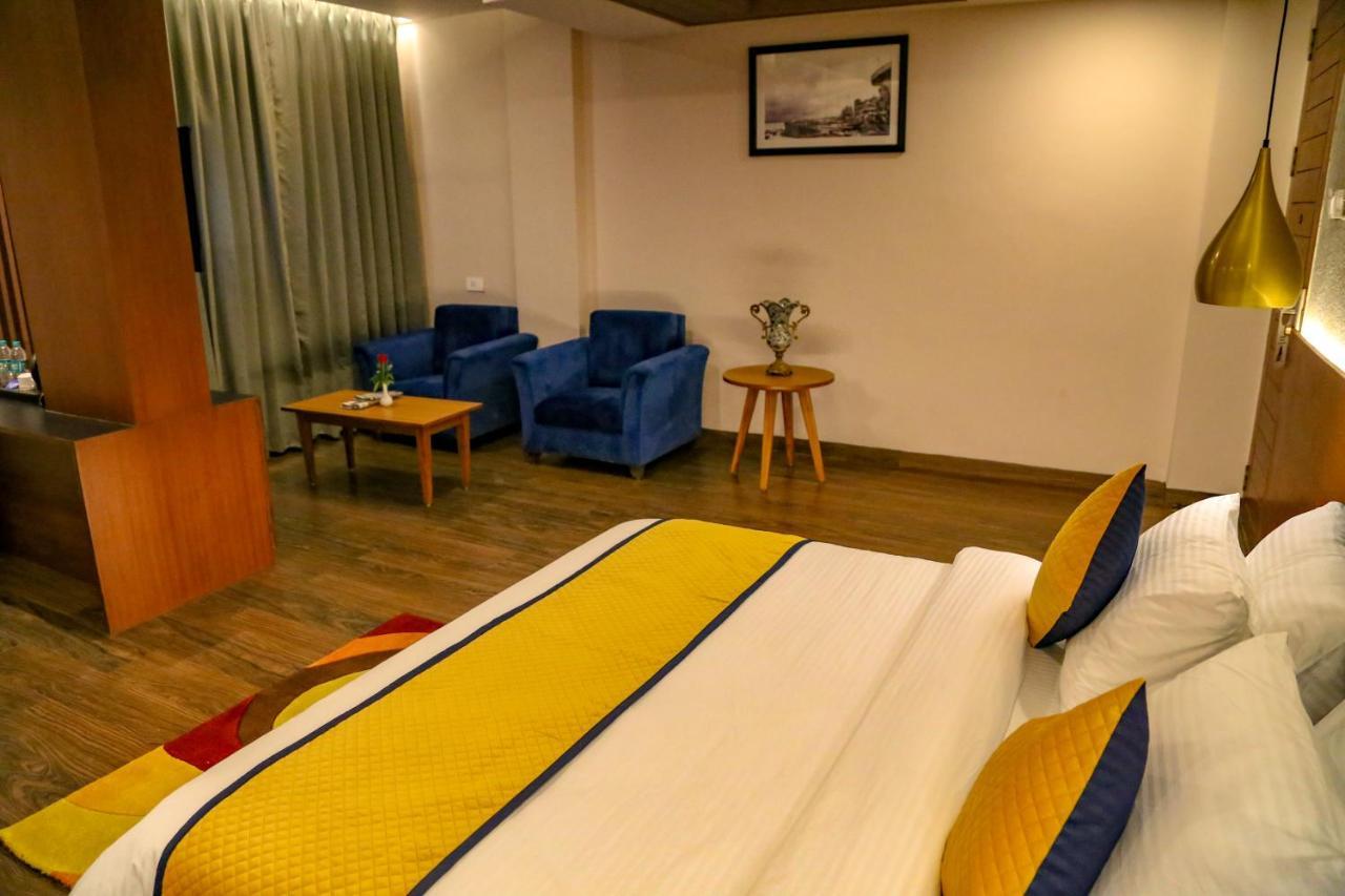 Four Leaf Hotel - Sapphire Blue, Βαρανάσι Εξωτερικό φωτογραφία