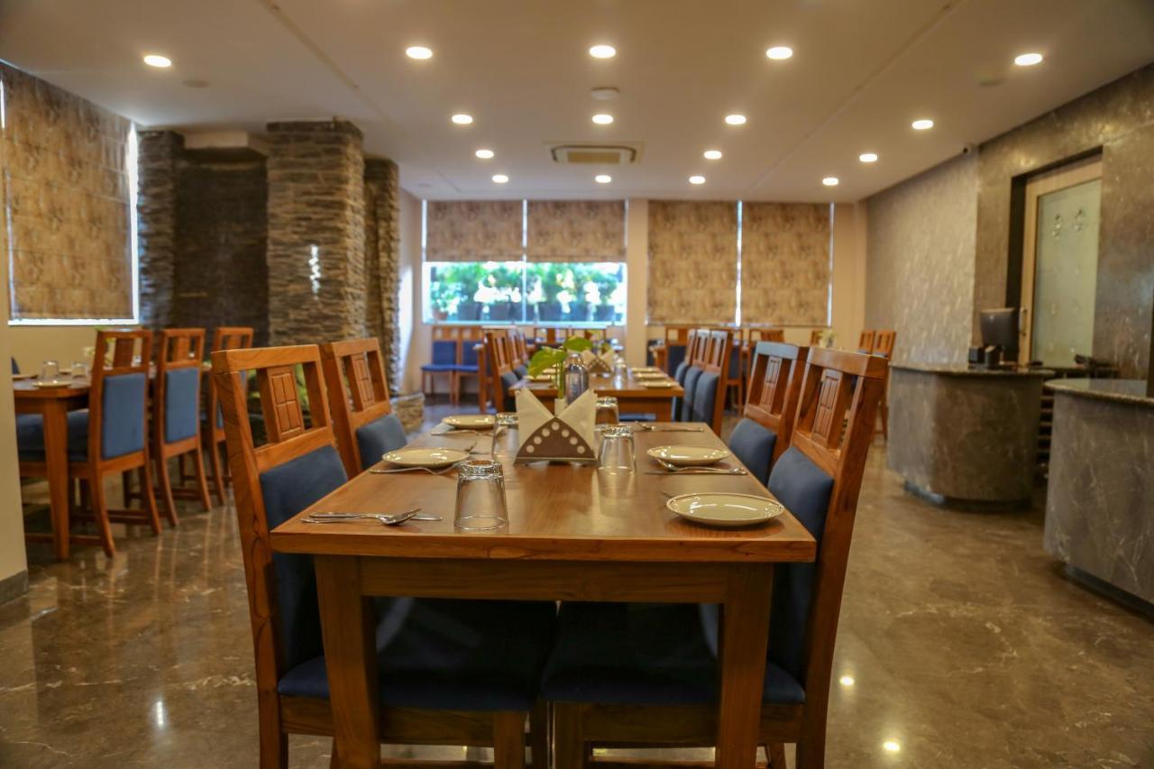 Four Leaf Hotel - Sapphire Blue, Βαρανάσι Εξωτερικό φωτογραφία