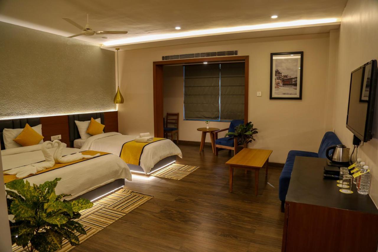 Four Leaf Hotel - Sapphire Blue, Βαρανάσι Εξωτερικό φωτογραφία