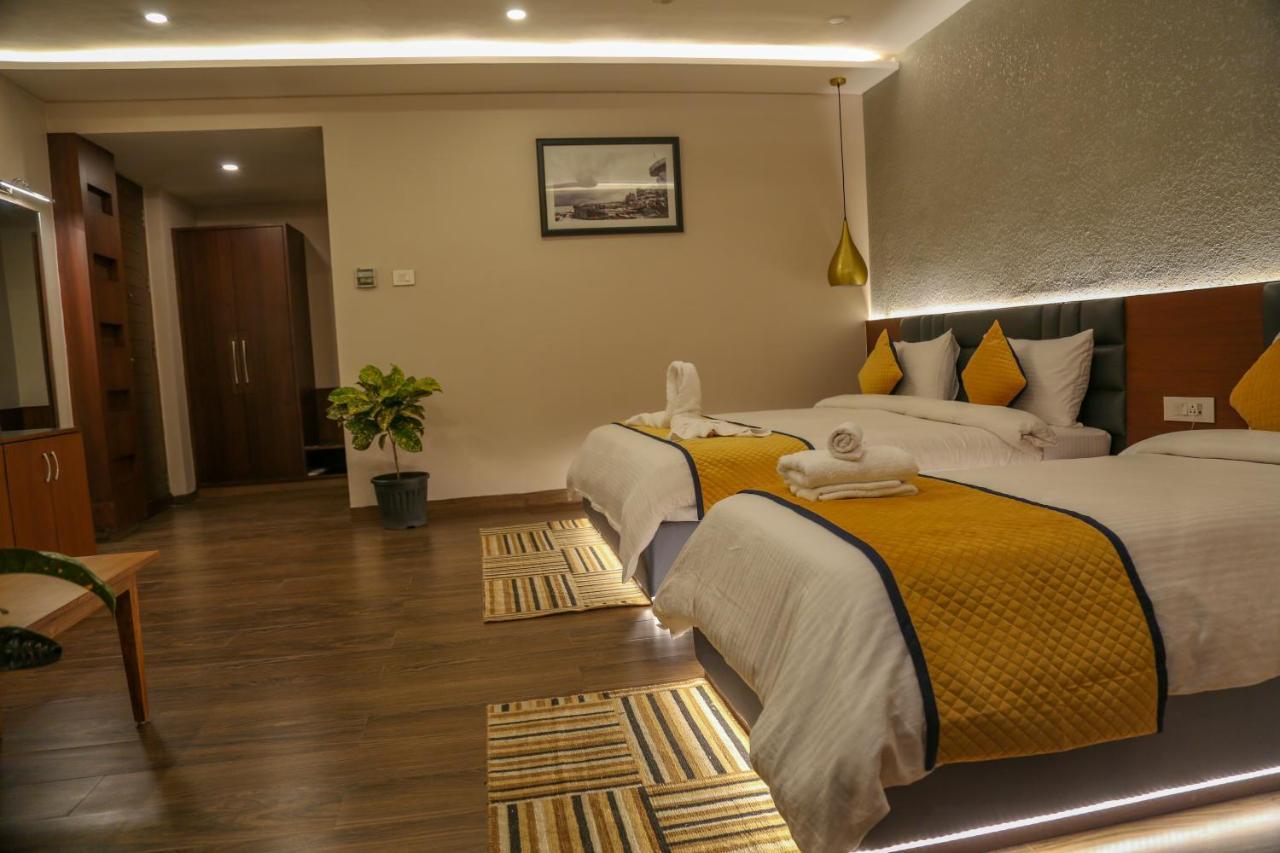 Four Leaf Hotel - Sapphire Blue, Βαρανάσι Εξωτερικό φωτογραφία