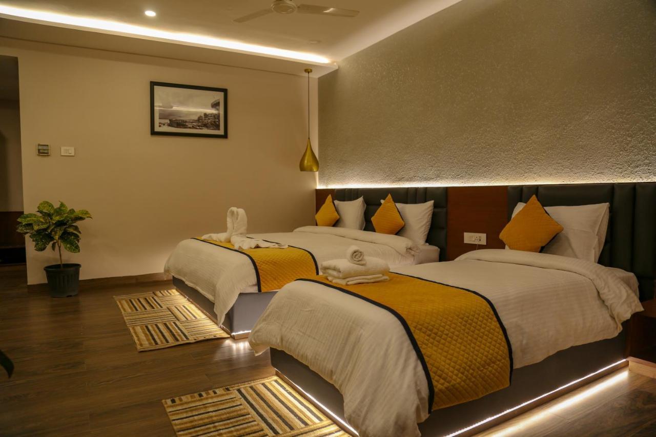 Four Leaf Hotel - Sapphire Blue, Βαρανάσι Εξωτερικό φωτογραφία
