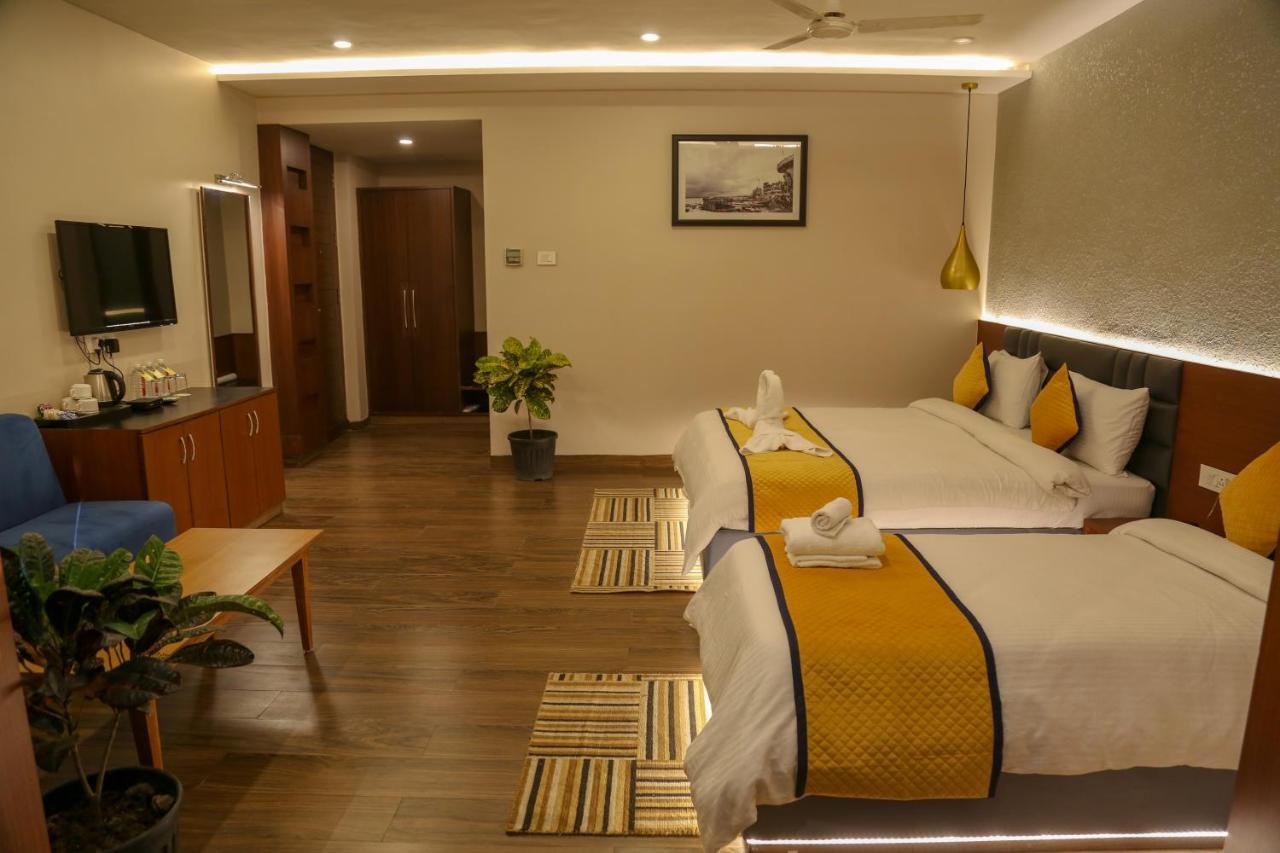 Four Leaf Hotel - Sapphire Blue, Βαρανάσι Εξωτερικό φωτογραφία