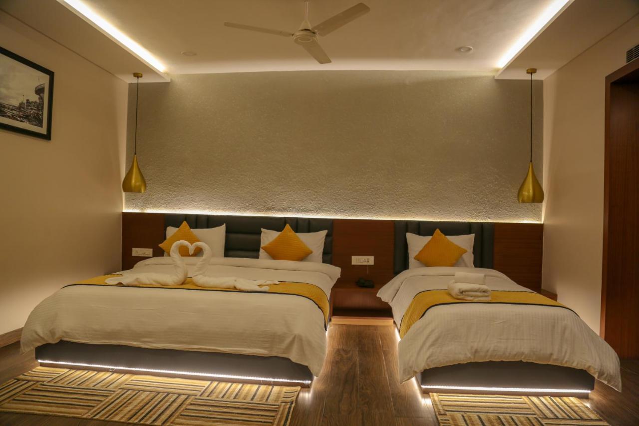 Four Leaf Hotel - Sapphire Blue, Βαρανάσι Εξωτερικό φωτογραφία